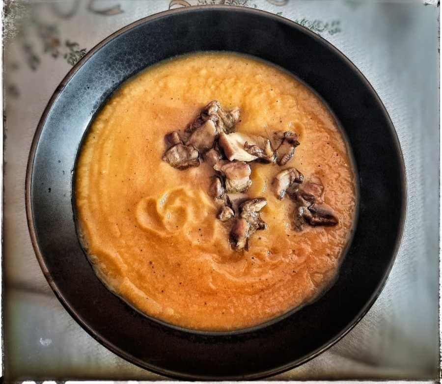Vellutata di zucca con funghi porcini
